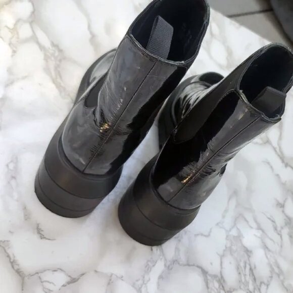 Stuart Weitzman Norah Chelsea Boots - Patent Black Ankle Boots - US5 - Picture 10 of 13